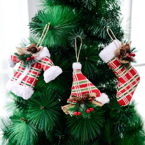Ornamenti Appesi Albero Di Natale Miniatura Maglia Vestiti Cappello Calze Con Pigne Bacche Rosse Decorazione