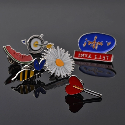 Pines De Esmalte De Dibujos Animados Aleación Zinc Sandía Abeja Margarita Corazón Insignias Para Ropa Bolsos Accesorios