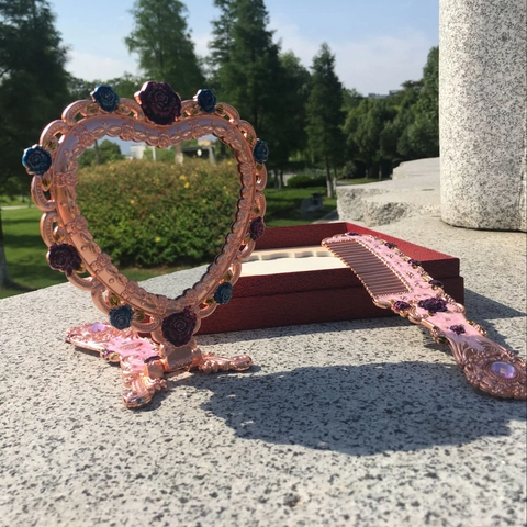 Vintage Metal Mirror And Comb Heart Shaped Zinc Alloy Floral Relief European Retro Palace Style For Women Birthday Gift