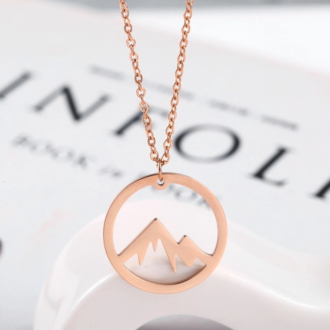 Collana Minimalista in Acciaio al Titanio Con Ciondolo Tondo a Montagna Innevata Per Donna Collane Geometriche Placcate Oro 18K