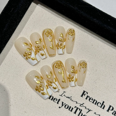 Handgemaakte Kunstnagels Lange Coffin Franse Gradiënt Met 3D Goud Reliëf Bloem Vintage Elegante Valse Nagels