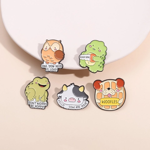 Spilla in Smalto con Animali dei Cartoni Animati in Lega di Zinco Simpatico Gufo Dinosauro Rana Mucca Cane Waffle Pin per Abbigliamento