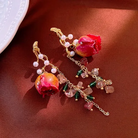 Orecchini Lunghi In Lega Con Rosa Rossa Essiccata E Nappa Con Cristallo Di Fragola Perla Artificial E Perno In Argento