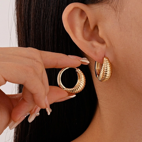 Geometrische Gerippte Creolen Mit Stahlohrstecker Croissant Stil Polierter Minimalistischer Vintage Schmuck Für Damen