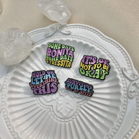 Pin de Esmalte de Aleación Creativa Broche de Citas de Letras Inglesas Divertidas Insignia de Color Personalizada de Moda para Decoración de Ropa Bolsa