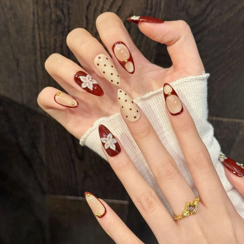 Uñas Postizas a Presión Hechas a Mano Vintage Rojo Vino Blanco Crema Floral Lunares Almendra Mediana Resina Brillante para Mujer