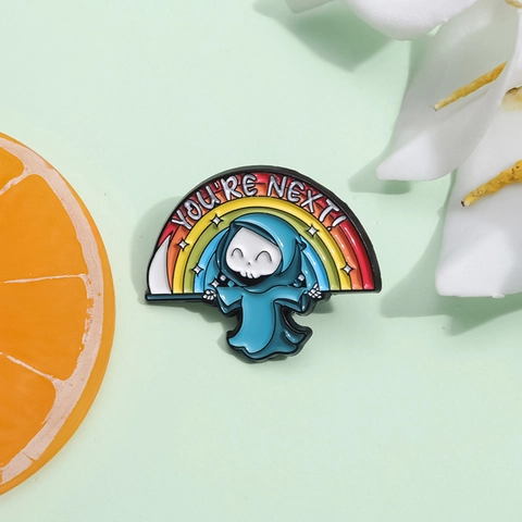 Divertente Spilla in Smalto Cartoon Tristo Mietitore Arcobaleno YOU'RE NEXT Creativa Spilla in Lega per Zaino Halloween Decoro