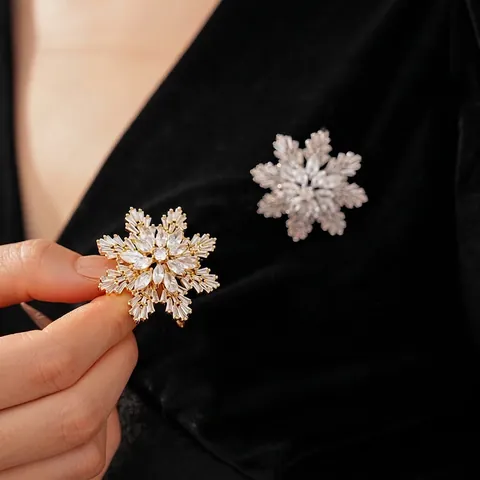 Spilla A Fiocco Di Neve Rame Zirconi Perla Artificial Sintetica Lusso Elegante Matrimonio Invernale Gioielli Accessori Per Donne