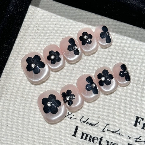 Handgemaakte Press On Nails Franse Kattenoog Zwarte 3D Bloem Rijststeen Roze Gradiënt Korte Ronde Kunstnagels