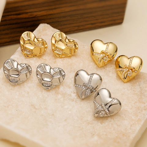 Eleganti Orecchini A Lobo A Cuore Rame Placcato Oro 18K Zirconi Strass Trama Martellata Fiocco Gioielli Per Donna