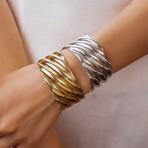 Metalen Manchetarmband Met Golvende Textuur Geometrisch Breed Statement Open Bangle Minimalistische Sieraden
