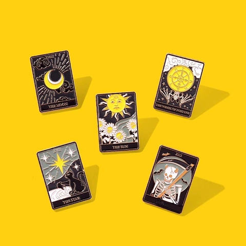 Set di Spille Tarocchi in Smalto Luna Sole Stella Morte Ruota Della Fortuna Lega Gioielli Mistici Distintivo per Vestiti