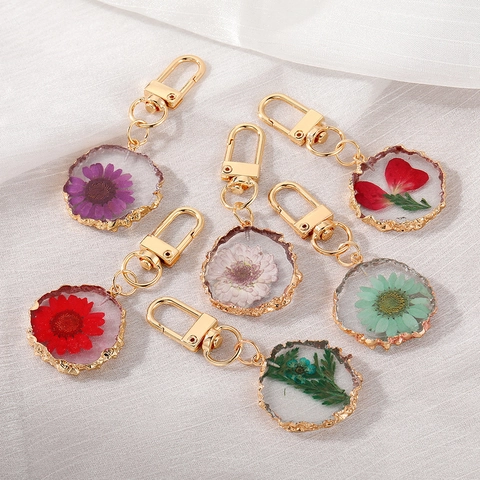 Llavero De Resina De Flores Secas Con Marco De Metal Dorado Irregular Colgante Floral Natural Encanto De Bolso Estético Hecho A Mano Regalo Para Mujeres