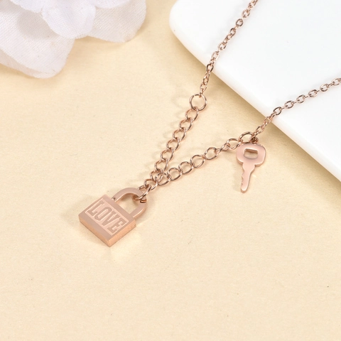 Collier En Acier Inoxydable Pour Femmes Pendentif Serrure Et Clé Coeur Gravé Love Bijoux De Mode Coréenne En Acier Titane