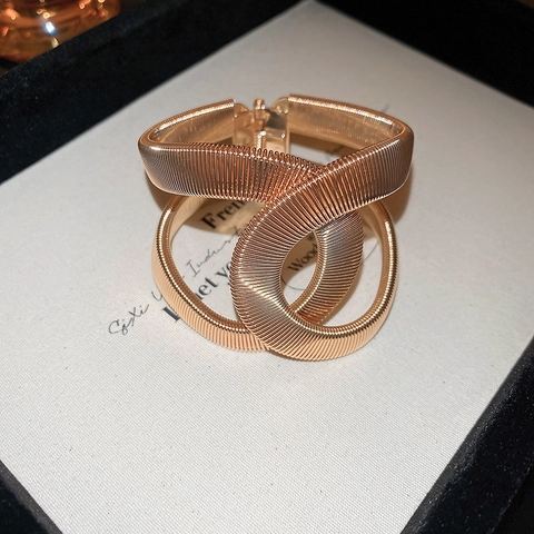 Goldener Metallarmreif Mit Rippentextur Verflochtenem Schlangenfeder Design Offener Armreif Übertriebener Modeschmuck