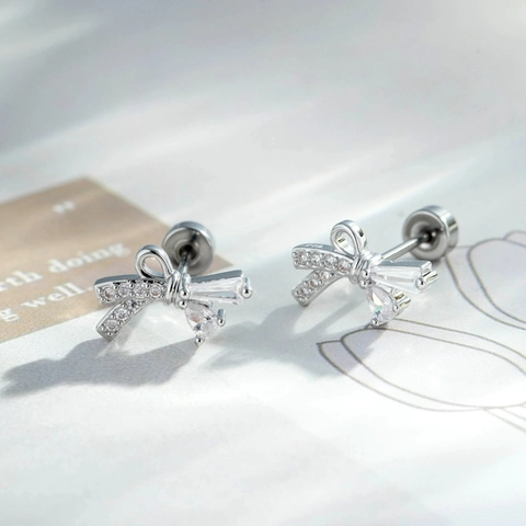 Strik Kraakbeen Oorknopje Koper Zirkoon Met Zilveren Oorsteker Helix Piercing Schroefsluiting Glanzend Elegant Klein