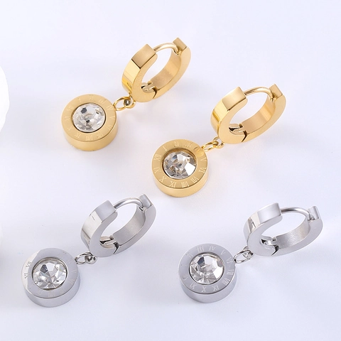 Pendientes De Aro Huggie De Acero Inoxidable Con Números Romanos Y Circonita Para Mujer Chapado En Oro De 18K