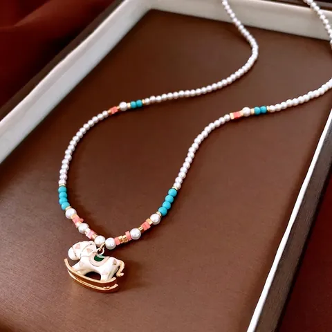 Vintage Schaukelpferd Anhänger Halskette Mit Weißen Künstliche Perlenimitationen Und Bunten Emaille Künstliche Perlen Retro Elegante Pulloverkette Für Damen