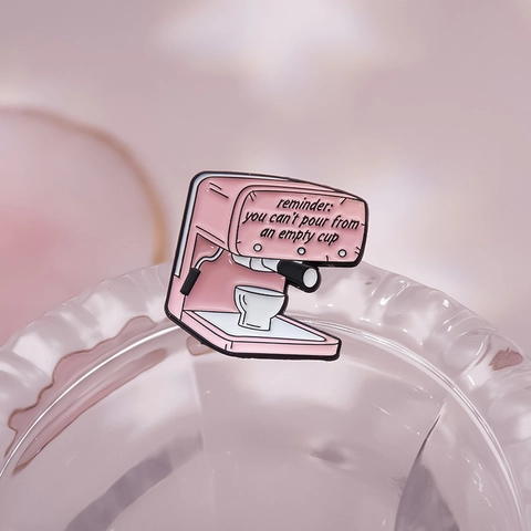 Pin de Esmalte Rosa Con Citas Divertidas Broche de Aleación Insignia Cafetera Máquina de Escribir TV Papelera Accesorio Creativo Para Ropa Bolso Joyería Unisex