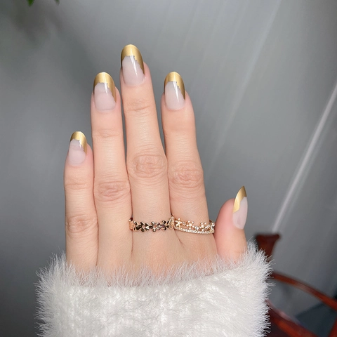 Uñas Postizas A Presión Estilo Francés Cortas Redondas Rosa Nude Con Bordes De Papel De Oro Irregulares Manicura DIY Elegante