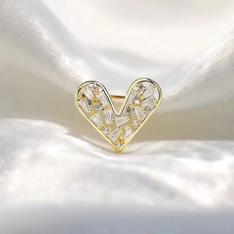 Herzförmige Brosche Legierung Hohl Funkelnde Strass Kragenadel Schal-Schnalle Schmuck Für Damen Elegant
