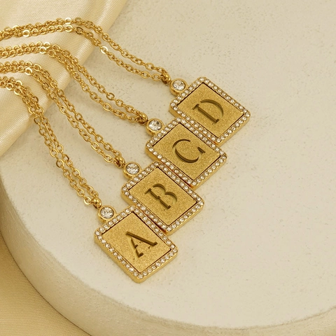 Collar Con Colgante De Inicial Oro De 18K Acero Inoxidable Letra Cuadrada Esmerilada Con Diamantes De Imitación