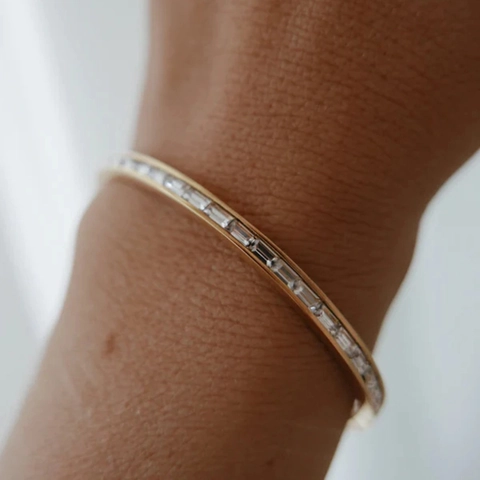Bracciale Rigido Minimalista In Acciaio Inossidabile Placcato Oro 18K Con Zirconia Rettangolare Cerniera Forma Ovale Gioielli Donna