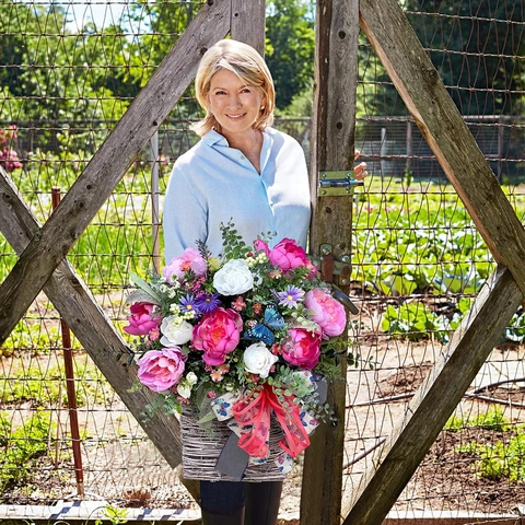Cesto Di Fiori Di Peonia Artificiale Decorazione Sospesa Con Farfalla Blu E Fiocco Per Porta D'ingresso Stile Rustico