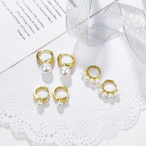 Ronde Kunstparel Hoop Oorbellen Met Koper 18K Verguld En Zirkonia Eenvoudige Elegante Stijl Voor Vrouwen