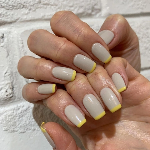 Unghie Finte Press On Stile Francese Contrasto Grigio E Giallo Forma Quadrata Lucida In Plastica