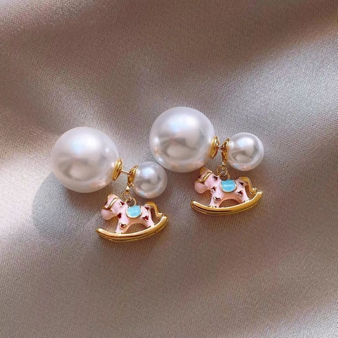 Orecchini Di Künstliche Perle A Cavallo A Dondolo Con Smalto E Perno In Argento Gioielli Di Moda Eleganti Per Donne