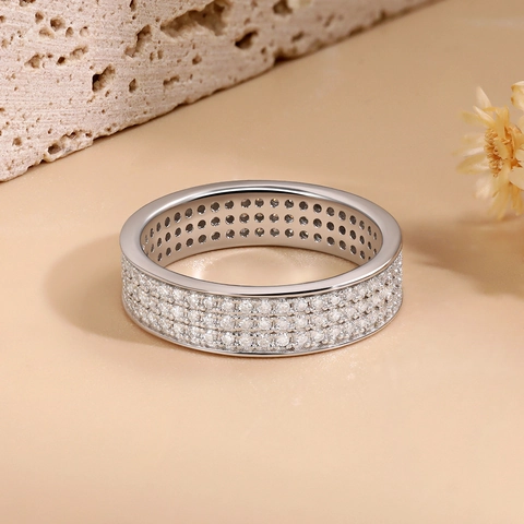 Lussuoso Anello Eternity in Argento Sterling 925 con Moissanite a Tre File Placcato in Oro Bianco per Donna Gioielli