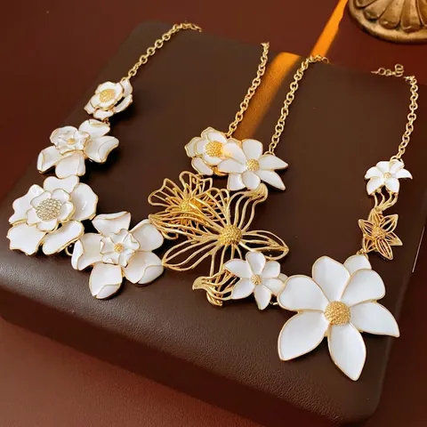 Collier Fleur Vintage Alliage Émail Blanc Camélia Floral Pendentif Tons Or Strass Style Palais Bijoux Pour Femmes