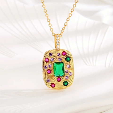 Collana Con Ciondolo In Rame Stile Corte Vintage Con Zircone Verde Esmeralda E Strass Colorati Per Donna Design Italiano Retrò