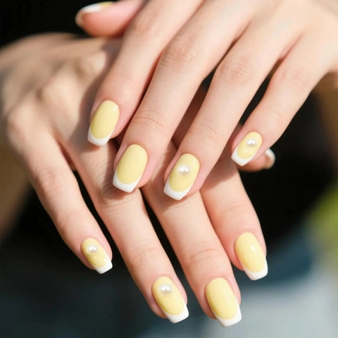 French Tip Kunstnagels Lichtgeel Met 3D Kunstparelversiering Vierkant Ronde Vorm Nepnagels Voor Dames Zoete Frisse Stijl