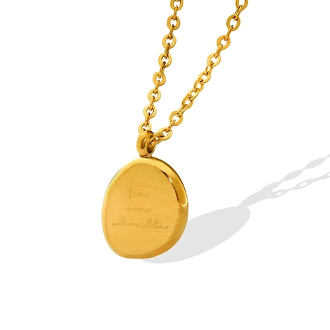 Collana Con Ciondolo Ovale Acciaio Al Titanio Placcato Oro 18K Scritte Incise Gioielli Minimalisti Per Donna