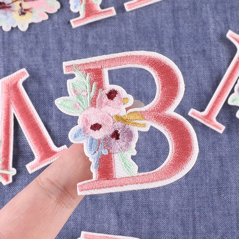 Bestickte Blumen Alphabet Patches Rosa Florale Buchstaben Applikation Aufbügeln Stoff Abzeichen DIY Dekoration