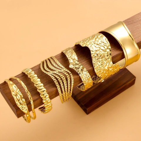 Roestvrij Stalen Open Armring Voor Vrouwen Elegant Gehamerd Lavatextuur Geometrisch Verguld Esthetische Mode-Sieraden Accessoires