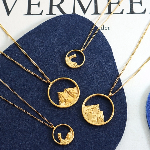 Collana Con Ciondolo In Rilievo Montagna E Onde Del Mare Medaglione Rotondo In Acciaio Inossidabile Placcato Oro 18K Per Donna