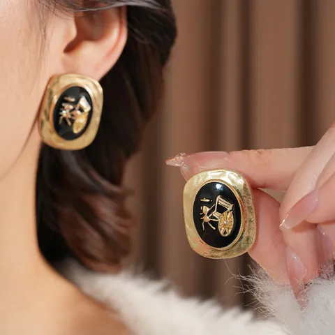Vintage Oval Stud Earrings With Silver Earring Post Alloy Gold Frame Black Enamel Horse Carriage Relief Elegant Retro