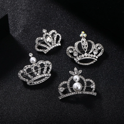 Elegante Spilla a Corona in Lega con Strass per Donna Accessorio per Cappotto per Abito di Fascia Alta Perno Anti-Esposizione Perla Artificiale Gioielli di Moda