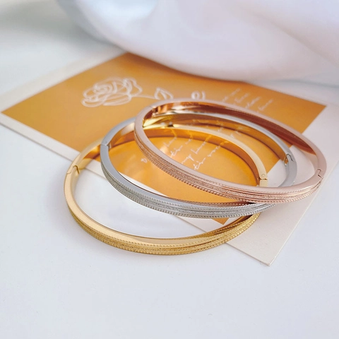 Bracciale Rigido In Acciaio Inossidabile Satinato Per Donna Minimalista Sabbiato Motivo Inciso Cerniera Gioielli Eleganti