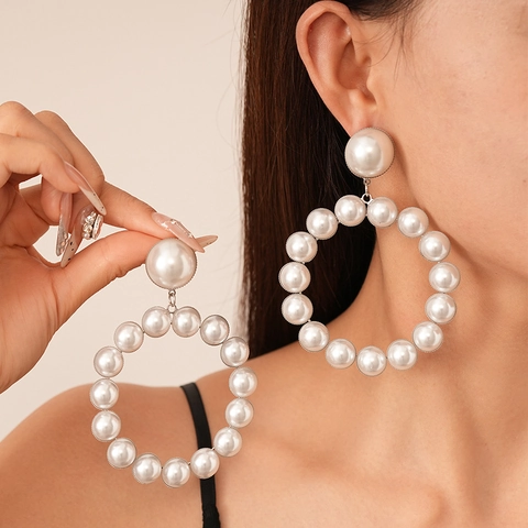 Orecchini A Cerchio Geometrici Esagerati Con Imitazioni Di Künstliche Perle Bianche E Perno In Argento Elegante Dichiarazione Per Donna
