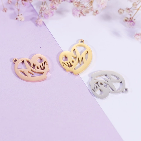 Colgante De Corazón Acero Inoxidable 304 Diseño Mom Calado Pulido Espejo Charm Para Joyería DIY Regalo Para Madre