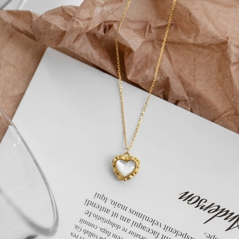 Vintage Relief Heart Pendant Necklace Titanium Steel Gold Plated Mother Of Artificial Pearl Shell Inlay Elegant Jewelry For Women
