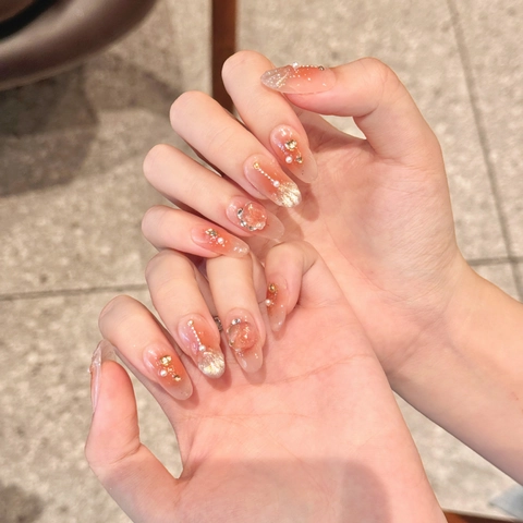 Handgefertigte Künstliche Fingernägel Pfirsichrosa Farbverlauf Katzenauge Mit Künstlichen Perlen 3D Dekor Mittleres Oval Für Damen