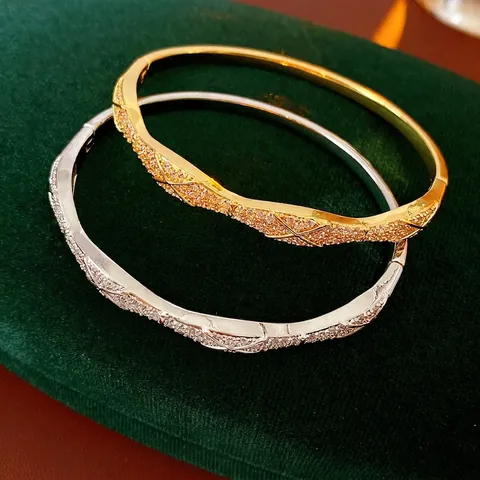 Elegante Bracciale Rigido In Rame Incrociato Con Design A Onde Micro Pavé Di Zirconi Gioielli Di Moda Di Lusso Per Donna