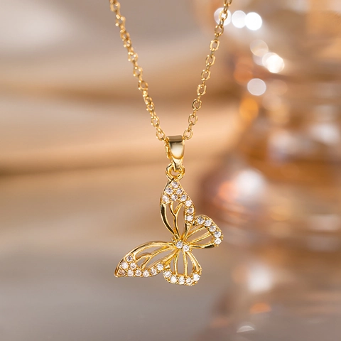 Luxury Hollow Butterfly Pendant Necklace Titanium Steel Copper Gold Plated Rhinestone Inlaid Fashion Jewelry Women Gift