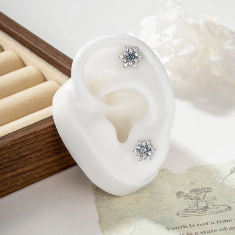 Snowflake Ear Bone Stud Titanium Steel Screw Back Gray Zircon Rhinestone Cartilage Piercing Jewelry Women