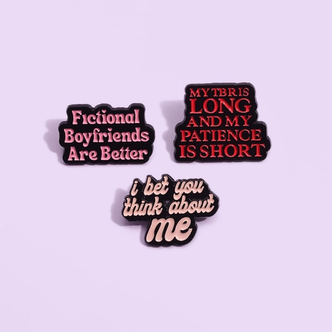 Spilla in Lega Smaltata alla Moda Fictional Boyfriends Are Better TBR Distintivo con Lettere Gioielli per Vestiti Borse Zaini Decorazione